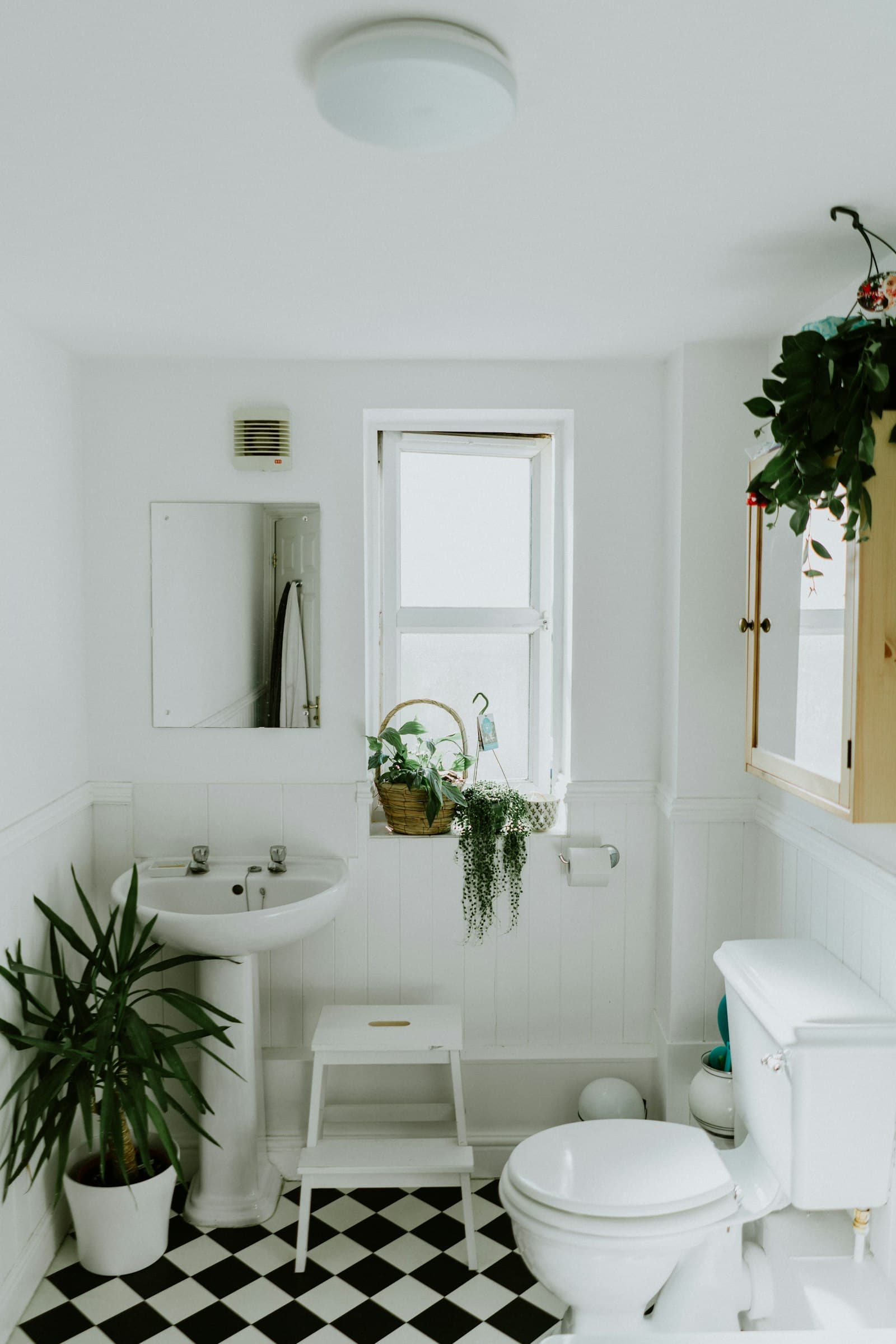 Interior kamar mandi dengan lantai dan saluran pembuangan.